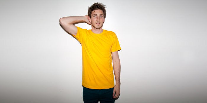 Un modèle de t-shirt uni. Des dizaines de couleurs sont disponibles