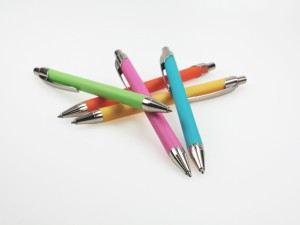 Des stylos colorés qui écrivent en noir