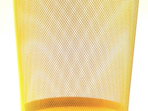 Une corbeille jaune métallique