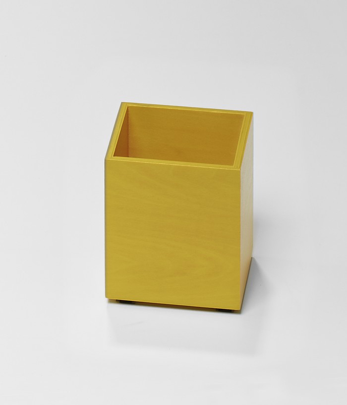 Un pot à crayon jaune
