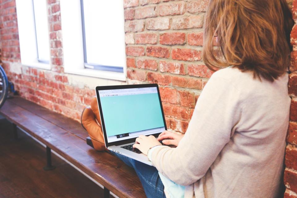 S’asseoir trop longtemps au bureau : les risques et comment y remédier ?