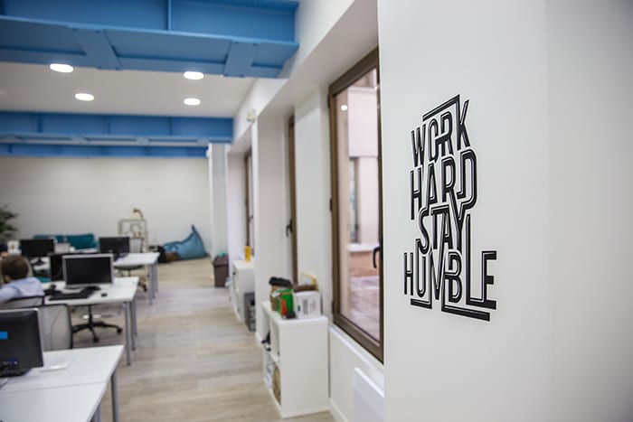 Les stickers muraux de bureau : la tendance pour la décoration des locaux professionnels