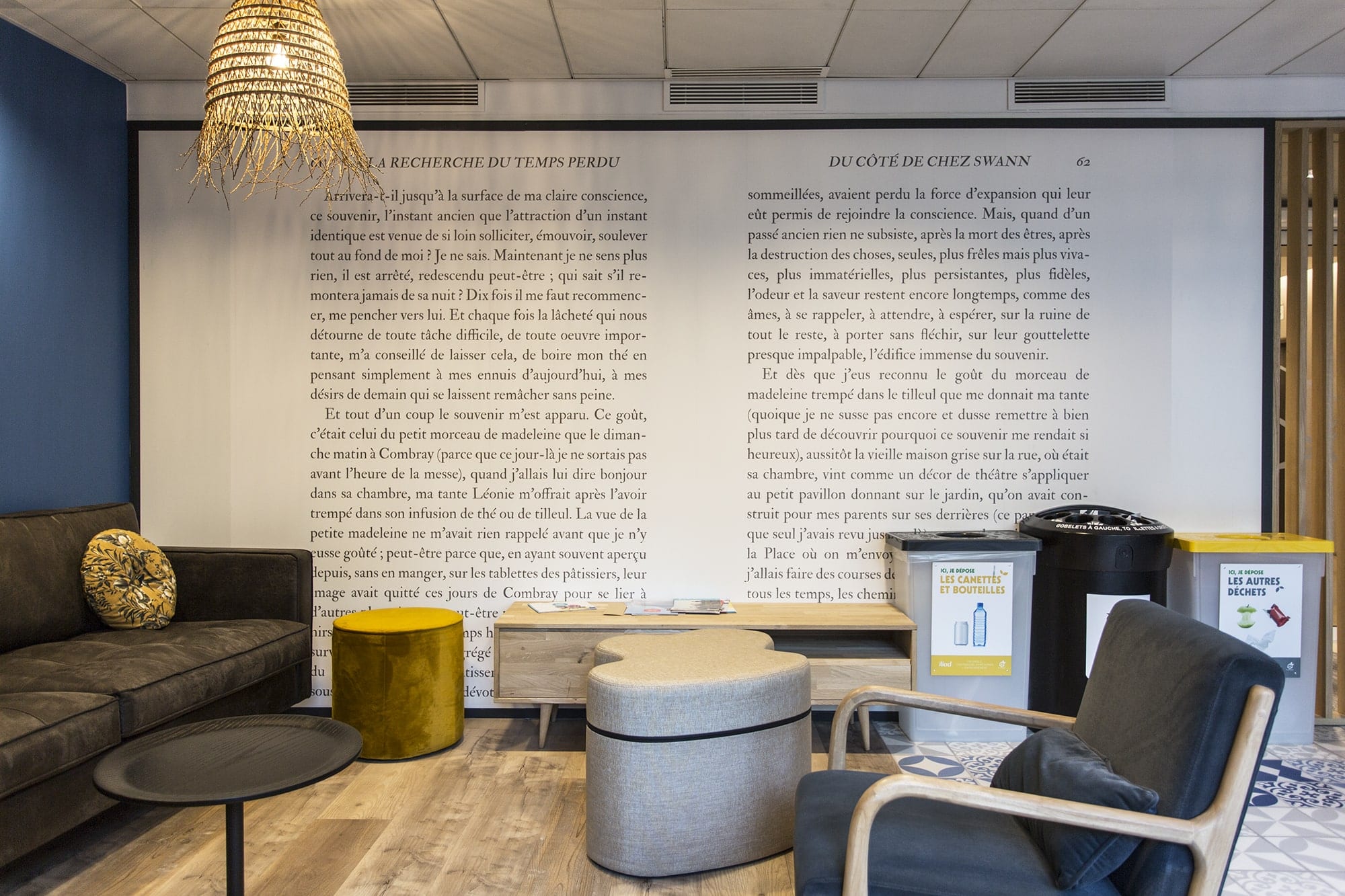 Cafétéria d’entreprise de Free aménagée par Isospace, avec des collecteurs de tri étiquetés pour les canettes et bouteilles, les gobelets et les autres déchets