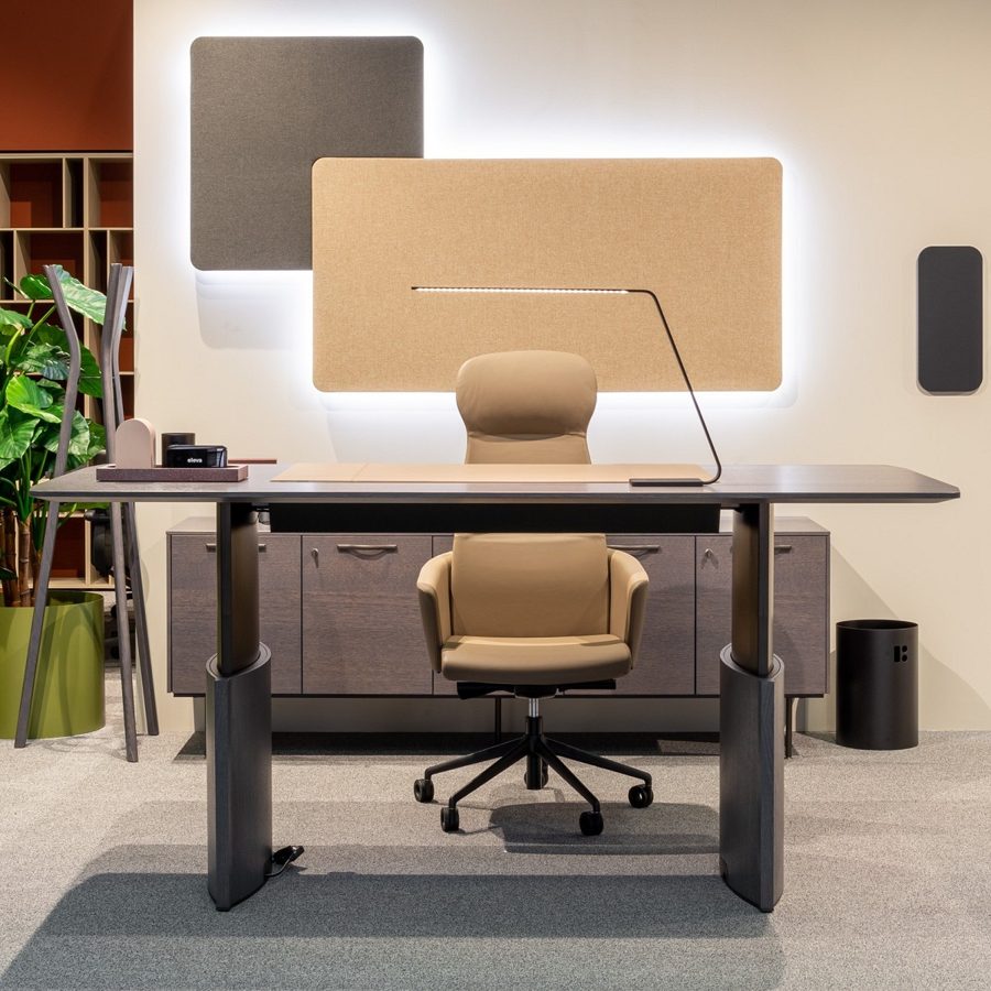 Bureau de direction assis-debout en cuir et bois avec fauteuil beige