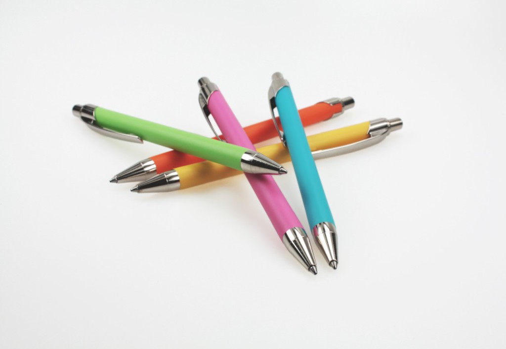 Des stylos colorés qui écrivent en noir